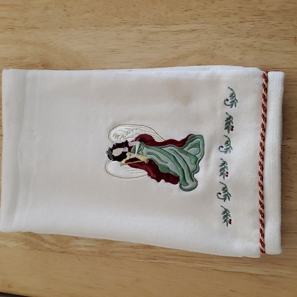 Angel Bath Towels and Soap Dispenser - Picture 7 of 10